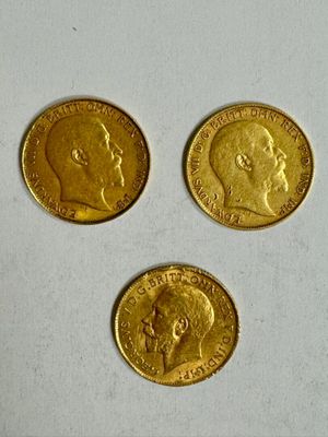 trois pièces d'or portant l'image d'un homme et d'une femme
