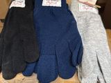 trois paires de gants posées sur une boîte en carton