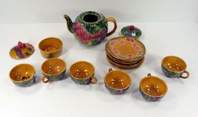 plusieurs tasses et soucoupes et une théière sur la table