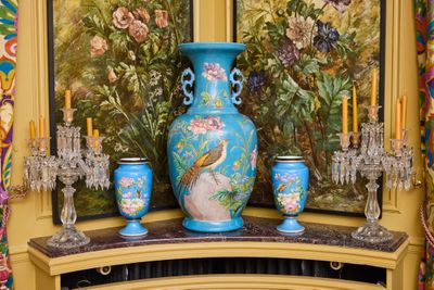 Paire de vases sur piédouche en porcelaine à décor polychrom…