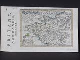 une vieille carte de l'Angleterre posée sur un morceau de papier, sur une table
