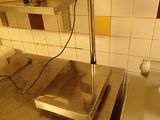 une photo d'une balance posée sur un plan de travail dans une cuisine