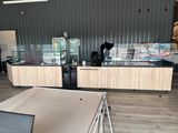 une table et des chaises dans une pièce équipée d'un comptoir