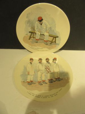 deux assiettes sur lesquelles figure l'image d'un homme assis sur un banc