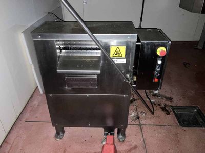 une machine posée sur le sol d'une pièce