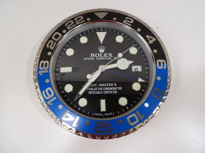 une montre Rolex dotée d'une lunette bleue