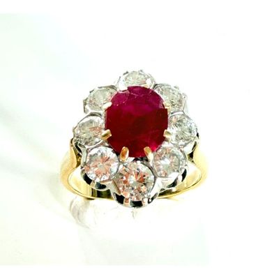 une image représentant une bague en diamant rouge et blanche sur fond blanc