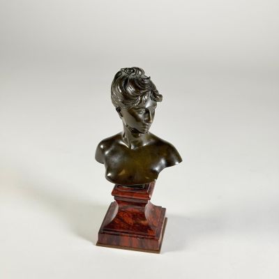 buste en bronze représentant un jeune homme, posé sur un socle en bois
