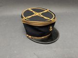 un chapeau noir orné d'une étoile dorée