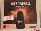 une boîte de machines à café Nespresso Espressa Mini posée sur une étagère