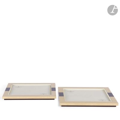 lot de deux cadres photo en laiton et verre, avec une bordure bleue