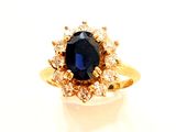 une image d'une bague en saphir bleu et diamant sur fond blanc