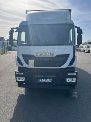 un camion garé sur le côté de la route