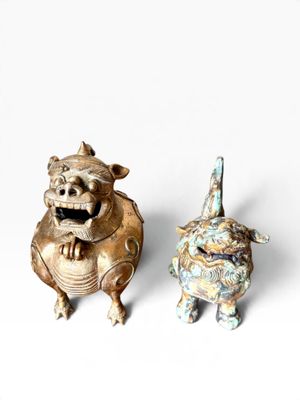 deux figurines représentant un chien et un chat sur un fond blanc