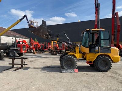 une grande grue qui se trouve au milieu d'un parking