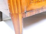 une armoire en bois munie d'une porte sur le dessus