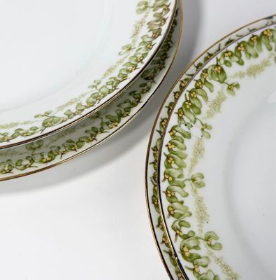 deux assiettes posées l'une à côté de l'autre