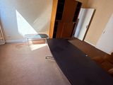 une image représentant une pièce avec un bureau et une chaise