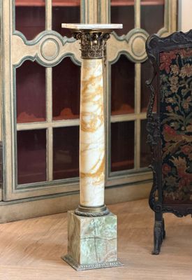 SELLETTE prenant la forme d'une colonne corinthienne Onyx et…