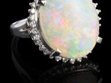 une bague en oplite et diamants