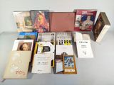 beaucoup de livres sur la table ensemble sur la table