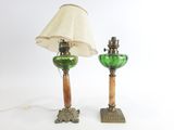 une paire de lampes en verre vert sur des socles en bois, avec un abat-jour blanc