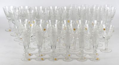 un grand nombre de verres à vin vides posés sur une table