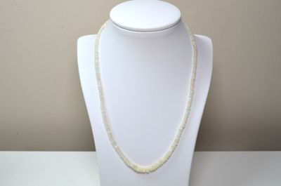Un collier composé d'environ 30 cts d'opales irisées, avec f…