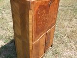 une vieille armoire en bois au milieu d'un champ