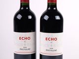 deux bouteilles de vin posées l'une à côté de l'autre sur une surface blanche