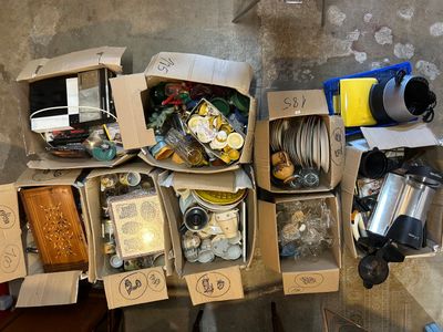 de nombreuses boîtes d'objets assortis posées sur une table