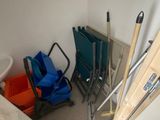une pièce avec des toilettes, une chaise, une poubelle et une échelle