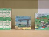 trois livres sur une étagère ornée d'un train