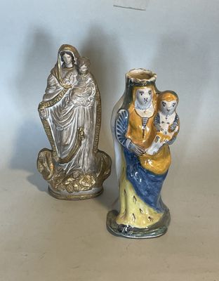 deux figurines assises sur une table