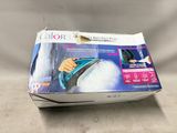 la boîte est ouverte pour montrer le contenu d'un aspirateur