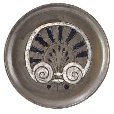 an image of a decorative plate with a design on it