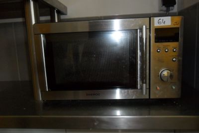 un micro-ondes posé sur un comptoir