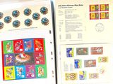 beaucoup de timbres sur les pages d'un livre