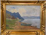 tableau représentant un bateau au bord d'un lac, avec des montagnes en arrière-plan