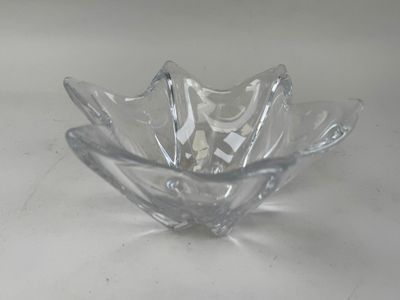 un bol en verre posé sur une table