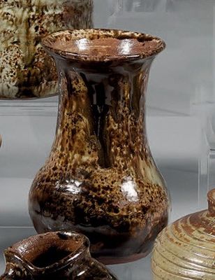 de nombreux types de vases exposés dans une vitrine
