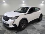 un 4x4 blanc garé sur un sol en damier dans un garage
