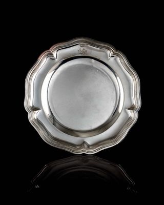 plaque argentée sur fond noir avec reflet sur une surface noire