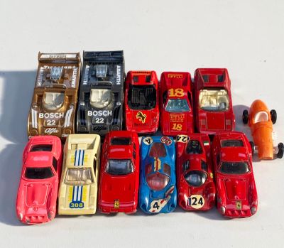 un grand nombre de petites voitures posées sur une table