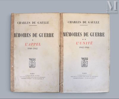 un vieux livre, dont deux pages sont ouvertes, posé sur une table