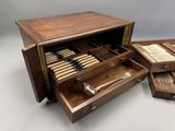 une petite boîte en bois contenant un couteau et une fourchette