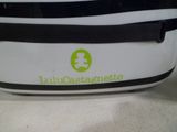 un gros plan sur un sac blanc orné d'une croix verte