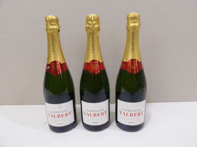 trois bouteilles de vin sont alignées sur une table