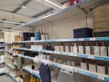 de nombreuses étagères dans le magasin qui contiennent différents articles
