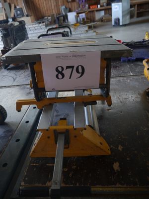 une table sur laquelle est posé un panneau, au milieu d'une pièce